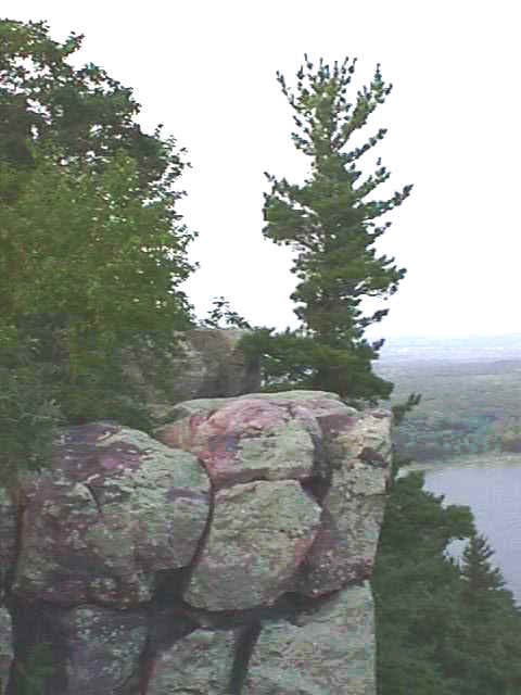 wi_devil lake cliff horizon.jpg (28977 bytes)