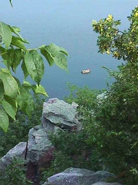 wi_devil lake mt down to boat.jpg (36194 bytes)